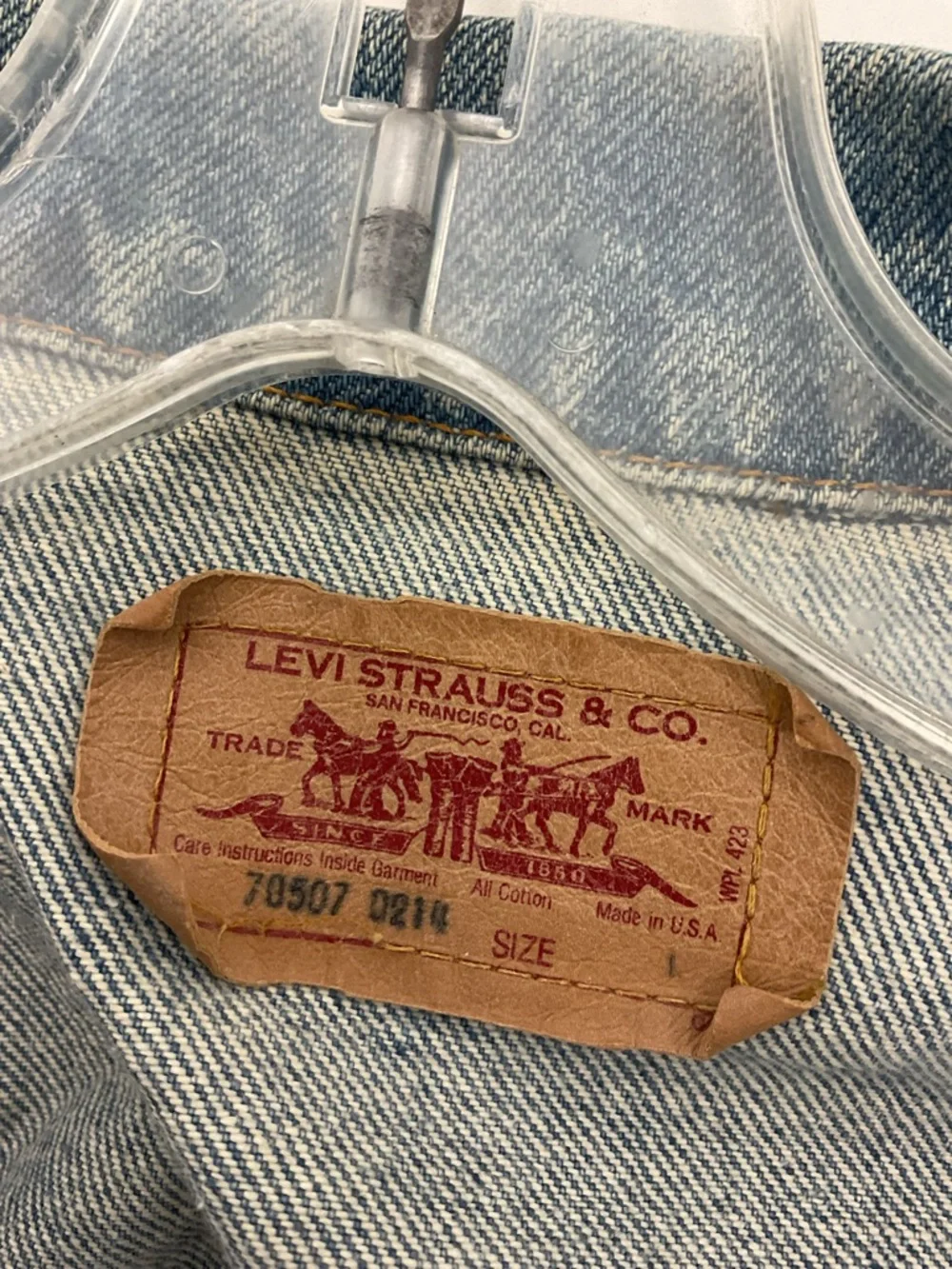 Vintage Levi’s Denim Trucker Jacket USA Made Size L Distressed 70507 Light Wash - Picture 8 of 9